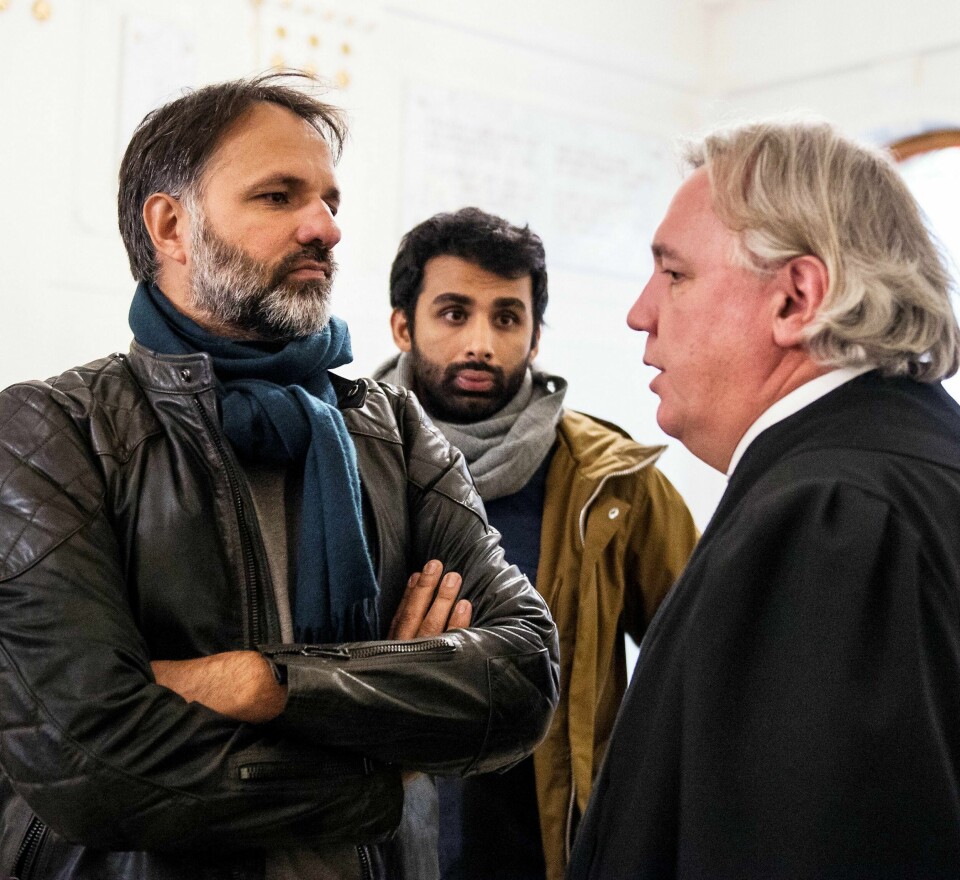 Statsadvokat Jan Glent (lite bilde) mener at det er unike bevis på filmene til Ulrik Rolfsen (t.v.) og Adil Farooq Khan som ikke lar seg gjenskape i politiavhør. Her er de to filmskaperne sammen med advokat Kim Gerdts. FOTO: FRØYDIS FALCH URBYE