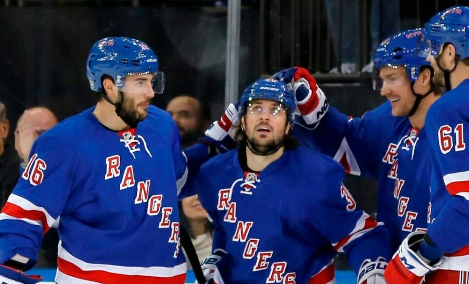 Derick Brassard (t.v.) gratulerer Mats Zuccarello Aasen (midten) med scoring i første periode mot St. Louis Blues. Til høyre Kevin Klein og Rick Nash (61). FOTO: KATHY WILLENSD/AP/NTB SCANPUIX