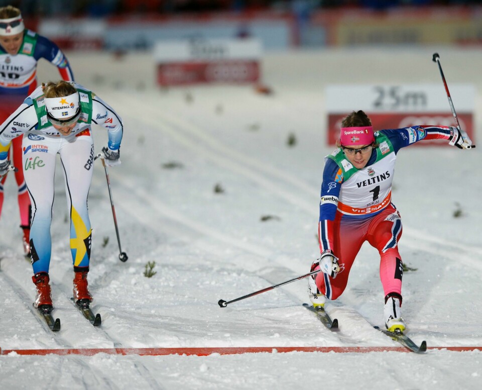 Maiken Caspersen Falla vinner spurten mot Stina Nilsson. FOTO: TERJE PEDERSEN/NTB SCANPIX
