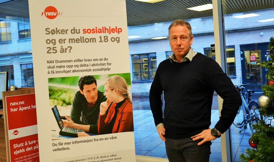 Denne plakaten møter unge mellom 18 og 25 år som kommer til Nav Drammen for å søke om sosialhjelp. Ifølge Nav-leder Steinar Hansen har plakaten, som sier at man må være i aktivitet for å få sosialhjelp, ført til at noen som ikke har et reelt behov har latt være å søke. FOTO: SILJE S. SKIPHAMN