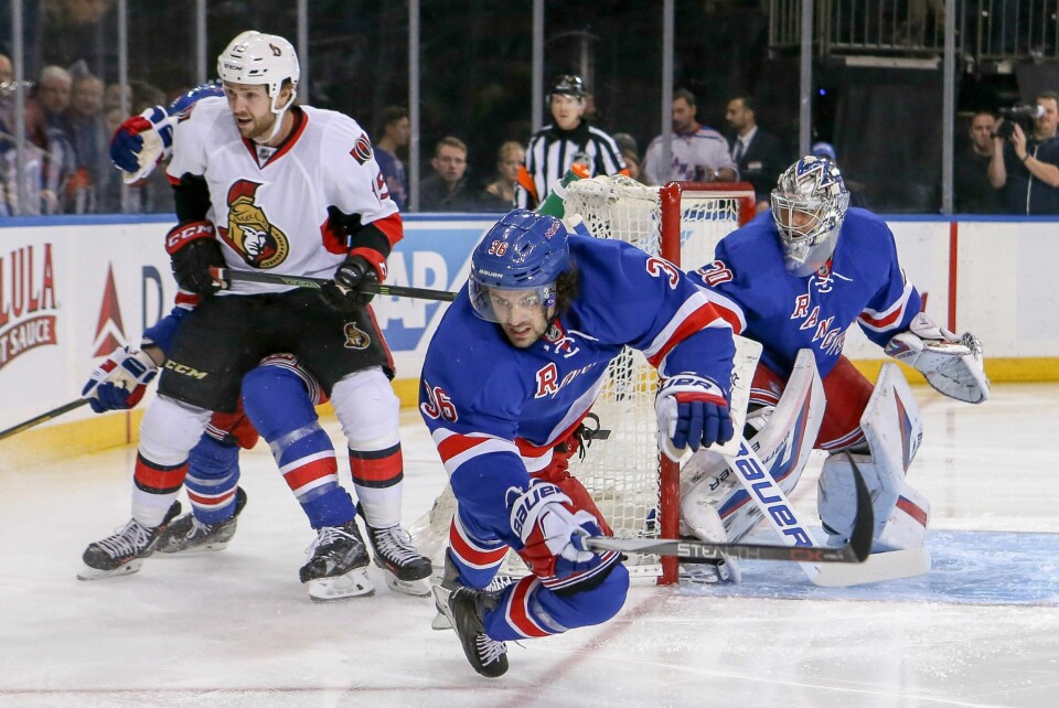 Mats Zuccarello (foran) i aksjon i nattens kamp i Madison Square Garden. FOTO: NTB SCANPIX