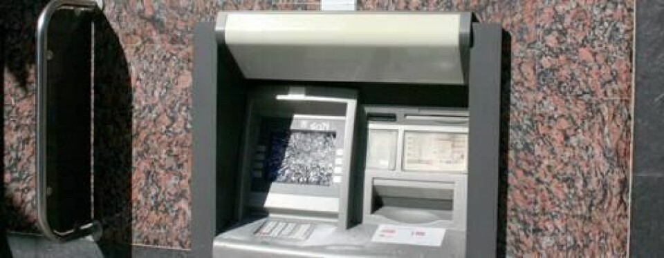 Knuste minibank og PC med hammer