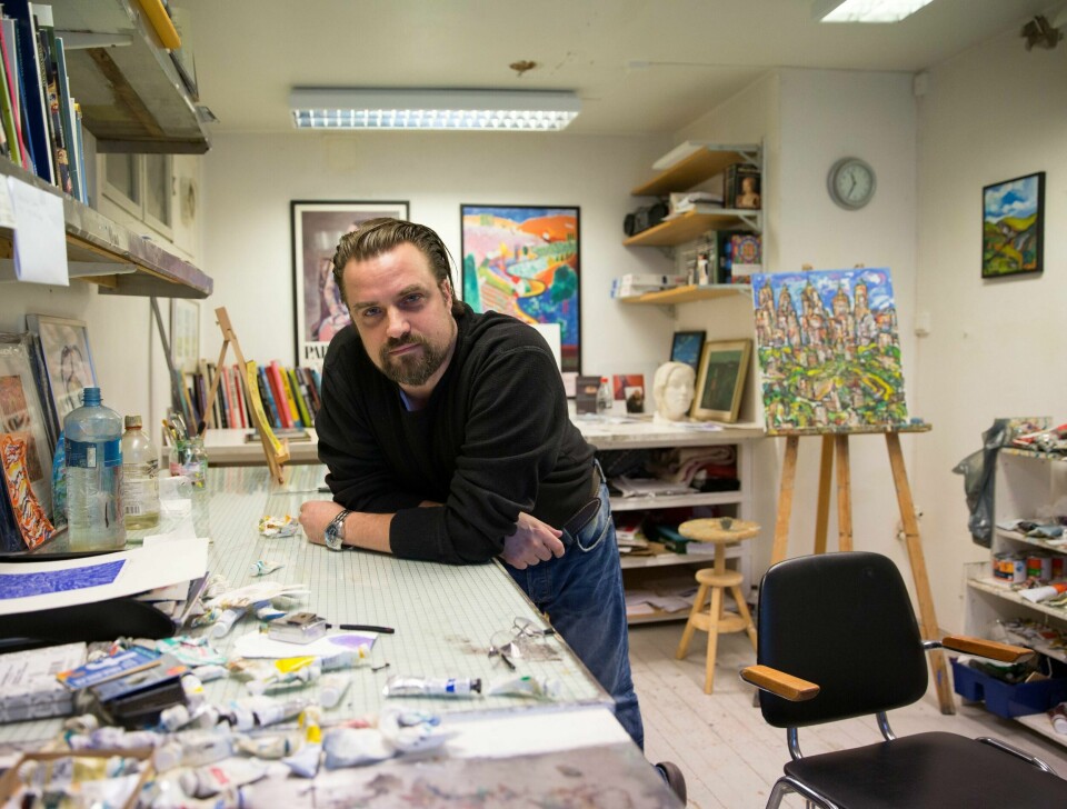 David Sandum, kunstner og forfatter fra Moss, har skrevet en sterk bok om hvordan det er å være familiefar, og samtidig lide av depresjon. Han har fått flere brev fra lesere som takker ham for å ha stått fram. FOTO: Kenneth Stensrud