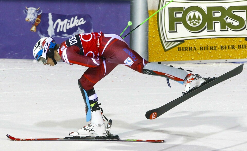 Henrik Kristoffersen tar en piruett til ære for det italienske publikum rett etter utklassingen i Madonna di Campiglio tirsdag kveld. FOTO:DOMINIC EBENBICHLER/NTB SCANPIX
