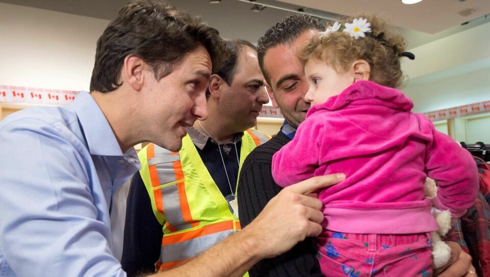 Statsminister Justin Trudeau ønsker Madeleine Jamkossian og faren Kevork Jamkossian fra Syria velkommen til Canada. FOTO: NATHAN DENETTE/NTB SCANPIX Statsminister Justin Trudeau ønsker Madeleine Jamkossian og faren Kevork Jamkossian fra Syria velkommen til Canada. FOTO: NATHAN DENETTE/NTB SCANPIX