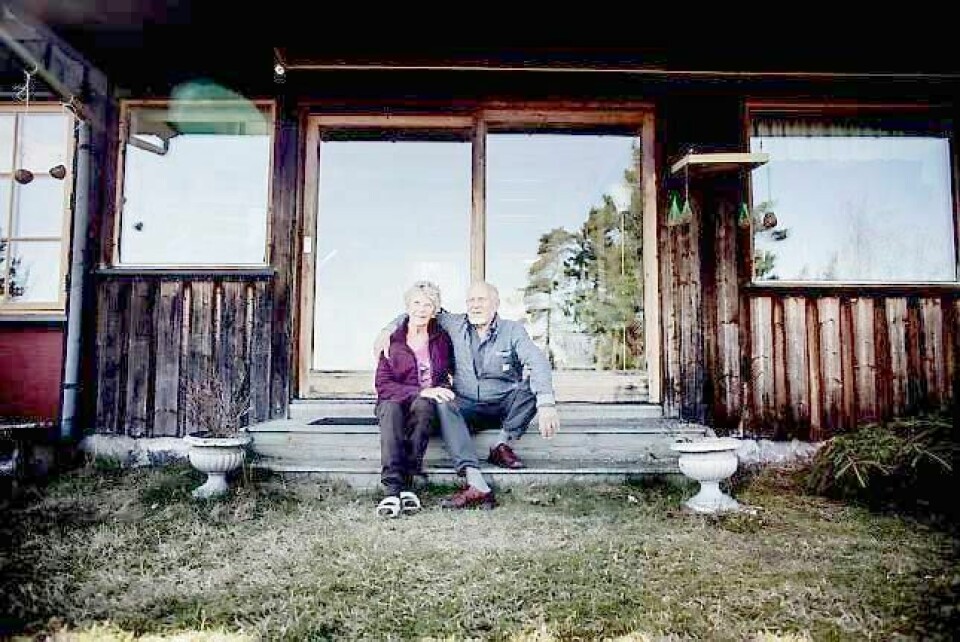 Erik og Ragnhild Dammann på trappa foran huset på Nesodden. I selvbiografien «Kontraster», skriver Dammann: «Ragnhild har vært selve forutsetningen for det livet jeg har fått leve.»