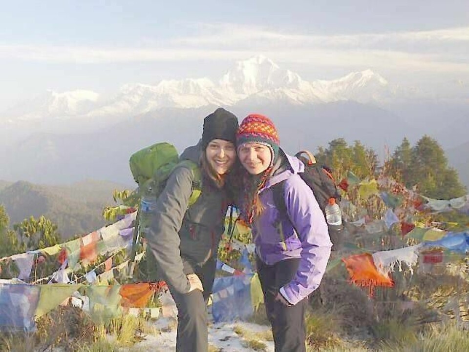De to slovenske venninnene Iva Rihter og Maja Sentocnik feirer avsluttede tannlegestudier med en fjelltur i Nepal.