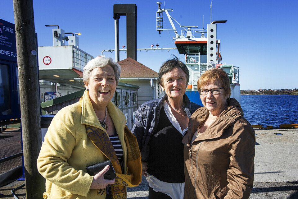 Gerd Synnøve Østebø (t.v.) og Turid Trondsen (i midten) ser gjerne at det kommer en fastlandsforbindelse til Vassøy, mens leder for beboerforeningen, Sigrun Torrissen, er nøytral. Begge deler har plusser og minuser, men vi har valgt å være nøytrale, sier Torrissen. Gerd Synnøve Østebø (t.v.) og Turid Trondsen (i midten) ser gjerne at det kommer en fastlandsforbindelse til Vassøy, mens leder for beboerforeningen, Sigrun Torrissen, er nøytral. Begge deler har plusser og minuser, men vi har valgt å være nøytrale, sier Torrissen.