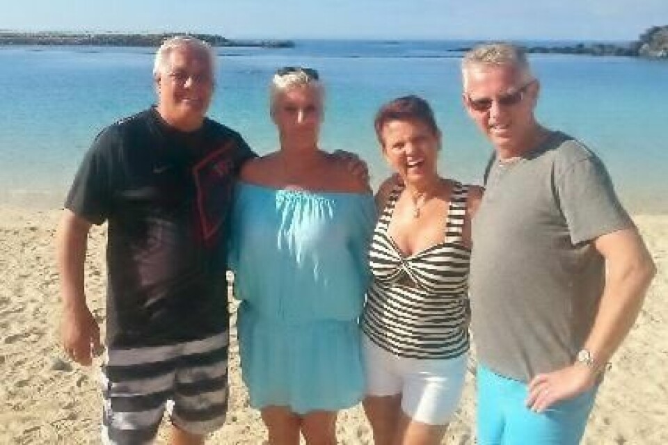 Tor Helge Skretting forsvant til Kanariøyene da finalen i Wembleytips nærmet seg. Her er han helt til høyre sammen med kona Olga og et vennepar på Amadores-stranden. Der ble finaletipset komponert. Når kampene spilles lørdag ettermiddag sitter han på flyet hjem.