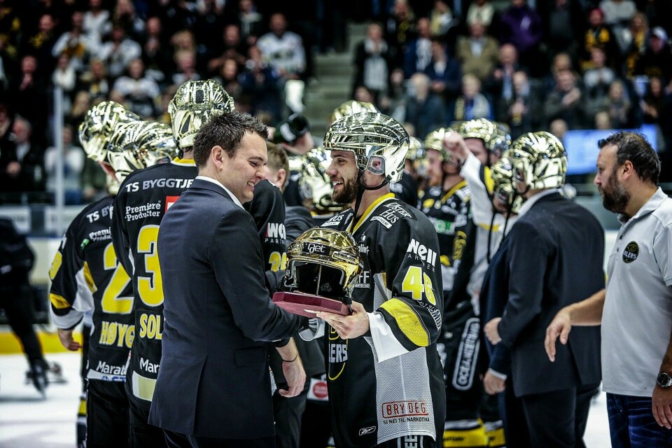 Pål Higson og Oilers sikret seg wildcard til CHL ved å slå VIF i NM-finalen. Han er likevel ikke sur fordi VIF også snek seg med i turneringen i tolvte time. Higson ser kun på det som bra for norsk hockey. Pål Higson og Oilers sikret seg wildcard til CHL ved å slå VIF i NM-finalen. Han er likevel ikke sur fordi VIF også snek seg med i turneringen i tolvte time. Higson ser kun på det som bra for norsk hockey.