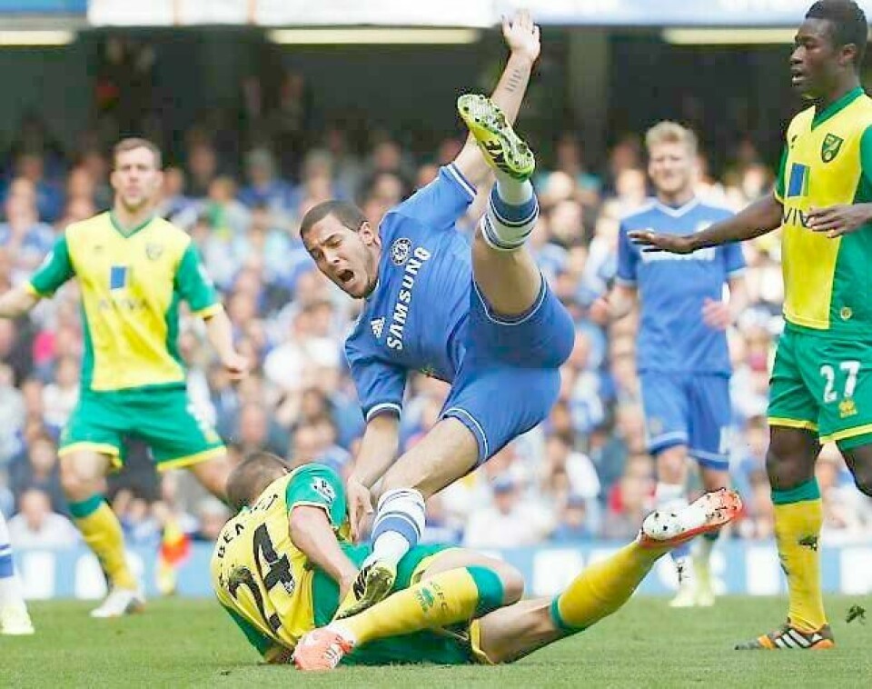Her blir Chelseas Eden Hazard (blå drakt) taklet av Norwichs Ryan Bennett. Chelsea mer enn snubler i serieinnspurten. FOTO: EDDIE KEOGH/NTB SCANPIX