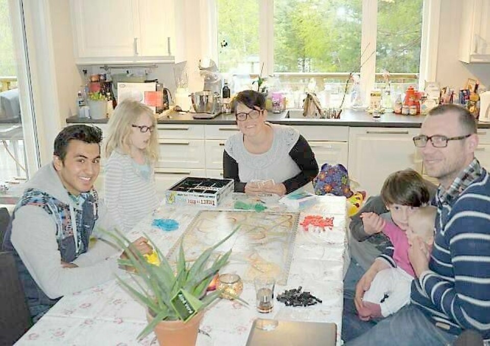 Afghanske Farhad Safi (18) kom mutters alene til Norge for to år siden. På Konnerud i Drammen fant han et hjem hos familien Tegler. (F.v.:) Farhad, Sarah (8), mamma Hege, Kasper (snart 10), Ida (7 md.) og pappa Geir. FOTO: PERNILLE VESTENGEN
