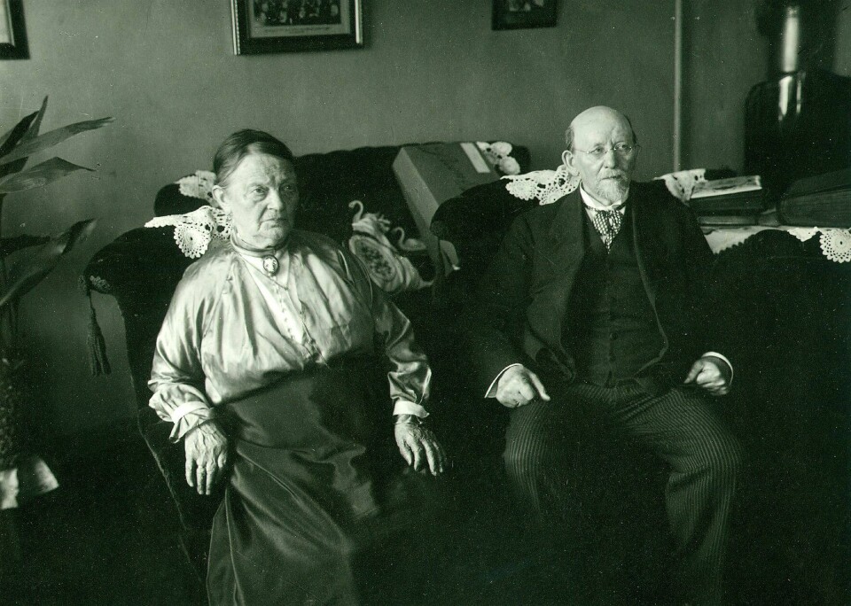Christian Holtermann Knudsen (1845–1929) og kona Marie (1838–1923) satsa både jobben og sparepengene sine for å leie ei håndpresse og skrive, sette, trykke og distribuere avisa Vort Arbeide, som seinere i tur og orden skulle bli til Social-Demokraten, Arbeiderbladet og Dagsavisen. Foto fra cirka 1915–20. Christian Holtermann Knudsen (1845–1929) og kona Marie (1838–1923) satsa både jobben og sparepengene sine for å leie ei håndpresse og skrive, sette, trykke og distribuere avisa Vort Arbeide, som seinere i tur og orden skulle bli til Social-Demokraten, Arbeiderbladet og Dagsavisen. Foto fra cirka 1915–20.