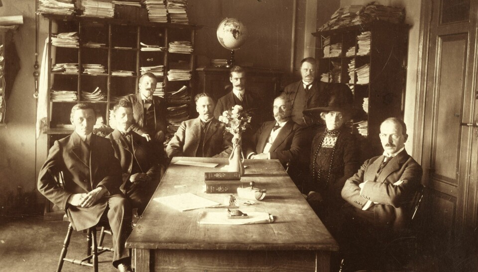 Redaksjonen i Social-Demokraten, 1912. Fra venstre: Redaktør Olav Scheflo, redaksjonssekretær Ole Tokerud, journalist Gunnar Ousland, redaktør Jacob Vidnes, redaksjonssekretær Oscar Pedersen, redaktør Carl Jeppesen, journalist Olav Kringen, journalist Fernanda Nissen og journalist Jacob Friis. .