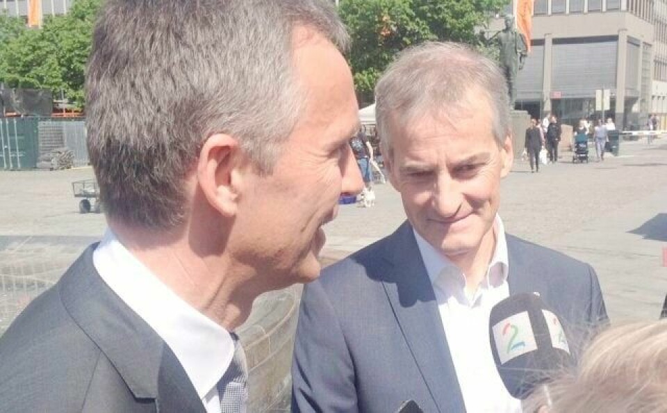 Utenfor Youngstorget møttes de, Jonas Gahr Støre og Jens Stoltenberg. Den ene skal bli ny leder av Arbeiderpartiet, den andre skal gå av. FOTO: NTB SCANPIX