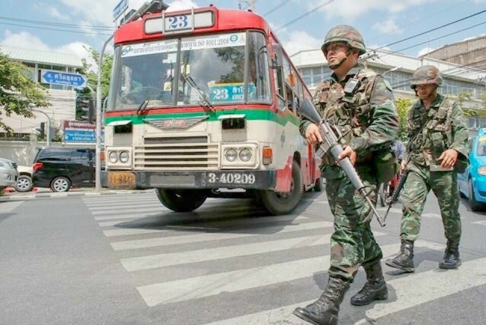 Soldater patruljerer gatene i Bangkok etter militærkuppet i Thalinad torsdag. FOTO: REUTERS/NTB SCANPIX