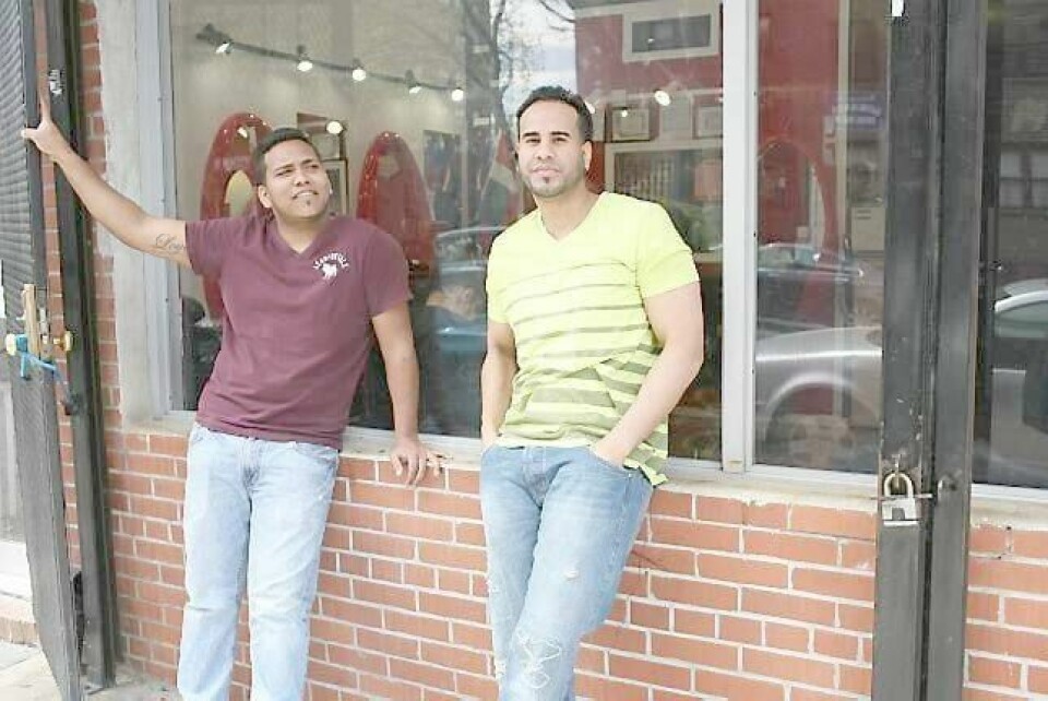Danny Gerardo og Carlos Cepin venter på kundene i barbersalongen Cepin nylig har overtatt. Det holder ikke bare å jobbe hardt, en må også ha flaks, sier Cepin. FOTO: HEIDI TAKSDAL SKJESETH