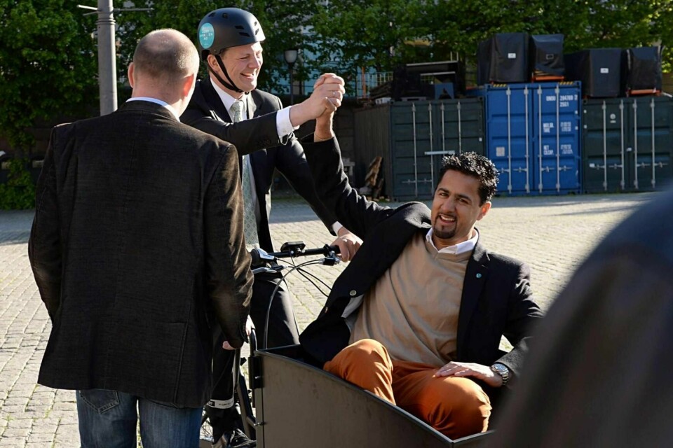Abid Raja haiker med Ketil Solvik-Olsen da samferdselsministeren testet en elsykkel på Youngstorget i Oslo.