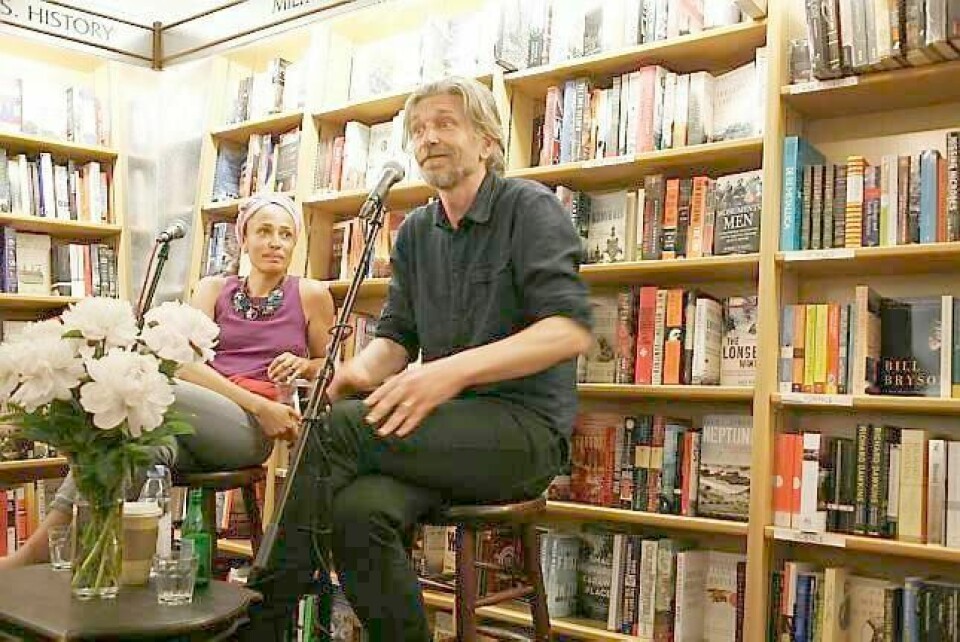 Karl Ove Knausgård er på et fire dager langt lanseringsbesøk i New York, der interessen er enorm. Den britiske forfatteren Zadie Smith (til venstre) skryter den norske forfatteren opp i skyen. FOTO: HEIDI TAKSDAL SKJESETH
