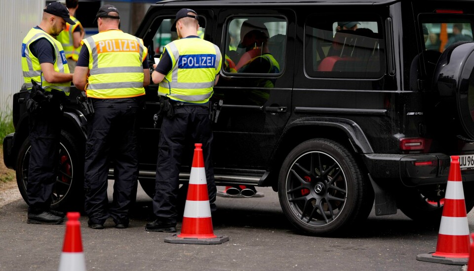 En undersøkelse gjort av det tyske innenriksdepartementet viser at minst 400 politibetjenter i Tyskland har bånd til ekstreme miljøer. Illustrasjonsfoto. En undersøkelse gjort av det tyske innenriksdepartementet viser at minst 400 politibetjenter i Tyskland har bånd til ekstreme miljøer. Foto: Matthias Schrader / AP / NTB