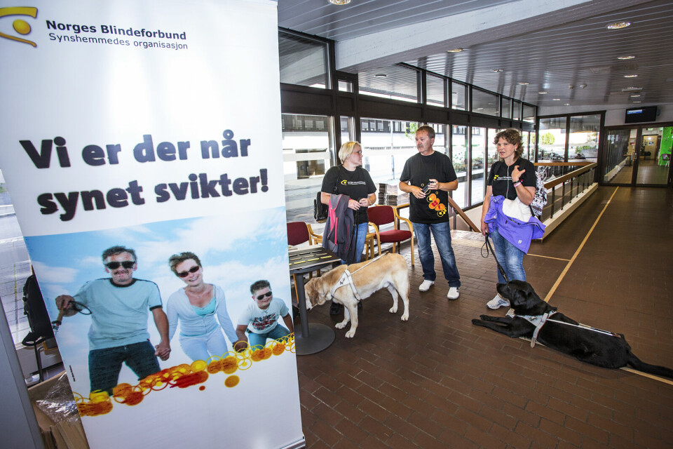 Cathrine Lie Wathne, Odd Geir Helgeland og Vibeke Kaarstad i Norges Blindeforbund Rogaland hadde stand i Stavanger kommunes administrasjonsbygning i Olav Kyrres gate. Cathrine Lie Wathne, Odd Geir Helgeland og Vibeke Kaarstad i Norges Blindeforbund Rogaland hadde stand i Stavanger kommunes administrasjonsbygning i Olav Kyrres gate.