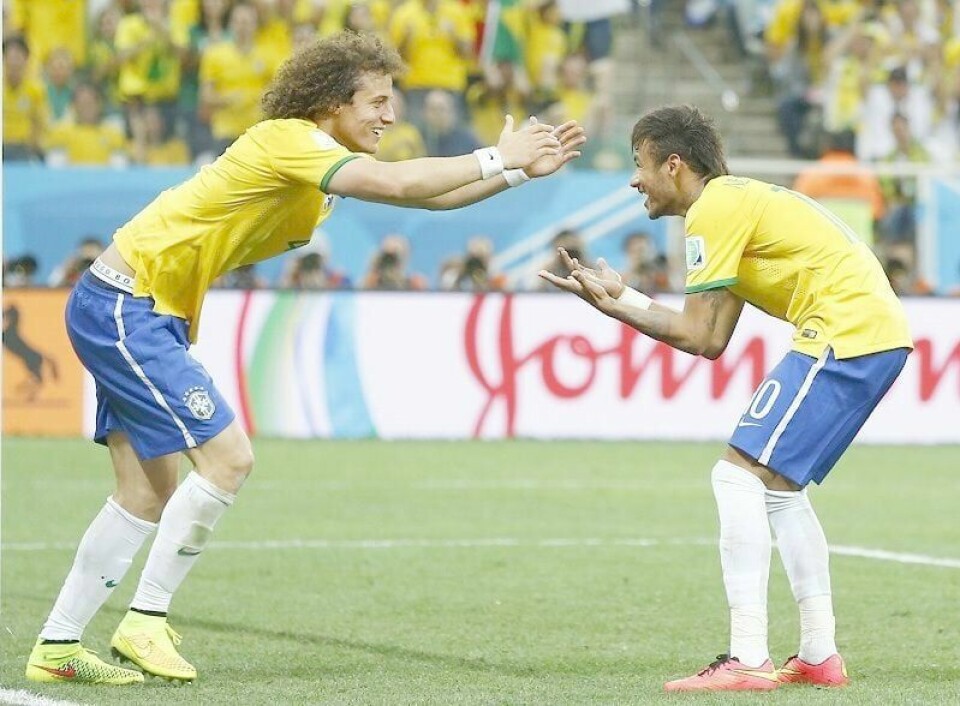 Målscorer Neymar (t.h.) feirer med David Luiz etter seier i VM-starten. FOTO: MURAD SEZER/NTB SCANPIX