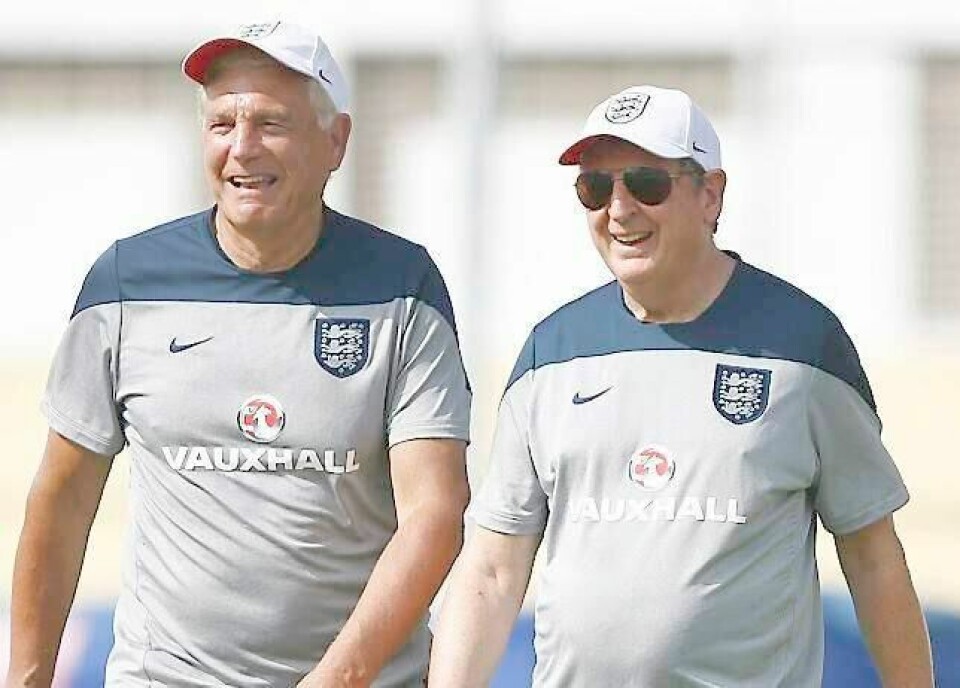Englands landslagssjef Roy Hodgson (t.h.) på tur med Trevor Brooking, nå utviklingssjef i FA. FOTO: DARREN STAPLES/NTB SCANPIX