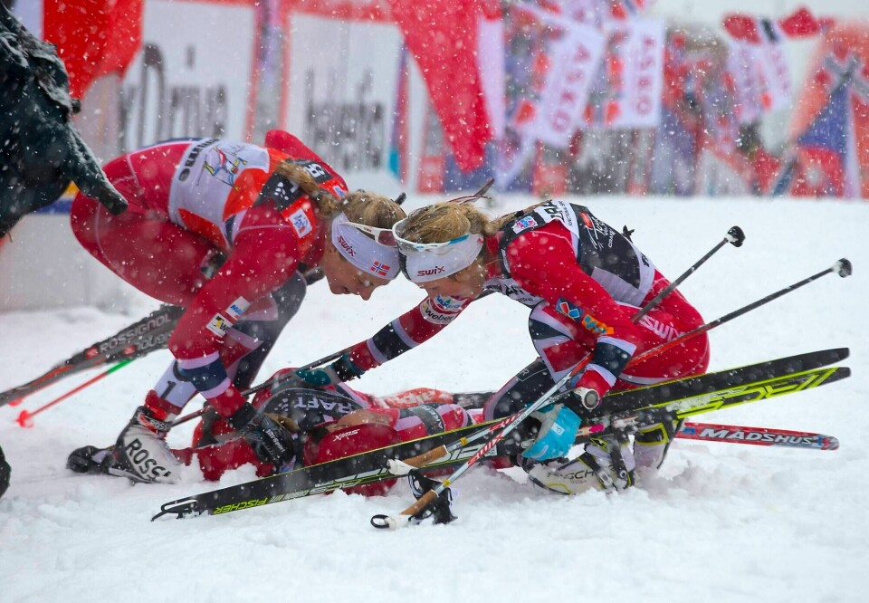 Heidi Weng (liggende) hiver etter pusten etter avslutningsetappen i monsterbakken i fjor, og gratuleres av toeren Astrid Uhrenholdt Jacobsen og vinneren Therese Johaug. FOTO: TERJE BENDIKSBY/NTB SCANPIX
