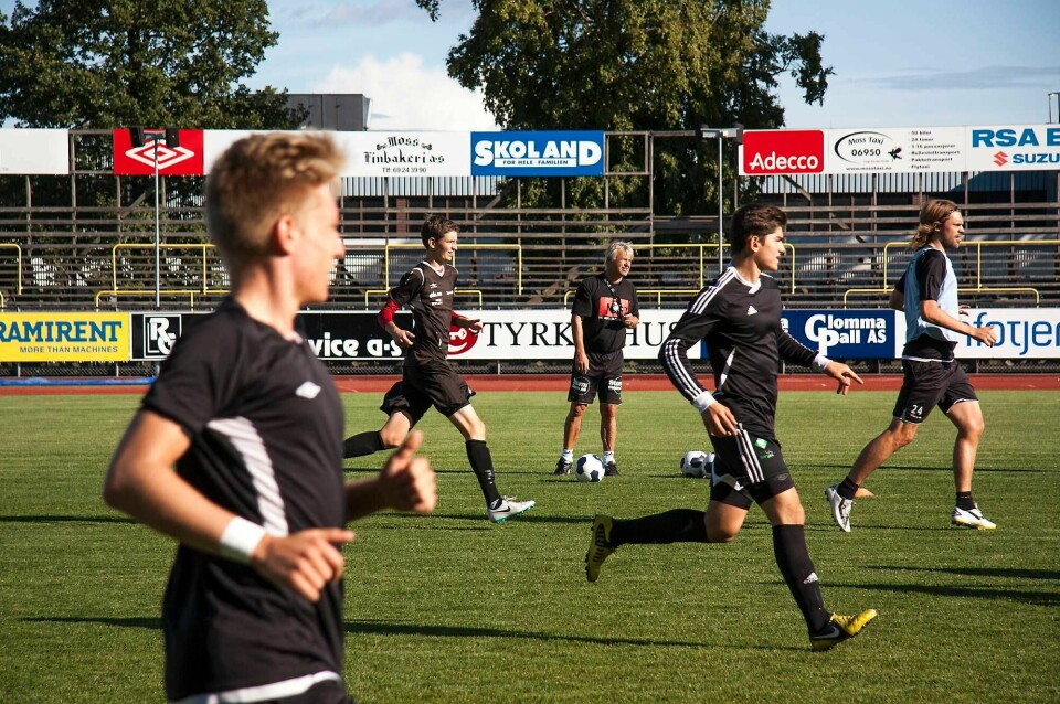 Den tidligere MFK-treneren Arne Erlandsen (i midten) sier han var villig til å fortsette på Melløs, men at klubben ikke hadde råd. FOTO: KENNETH STENSRUD