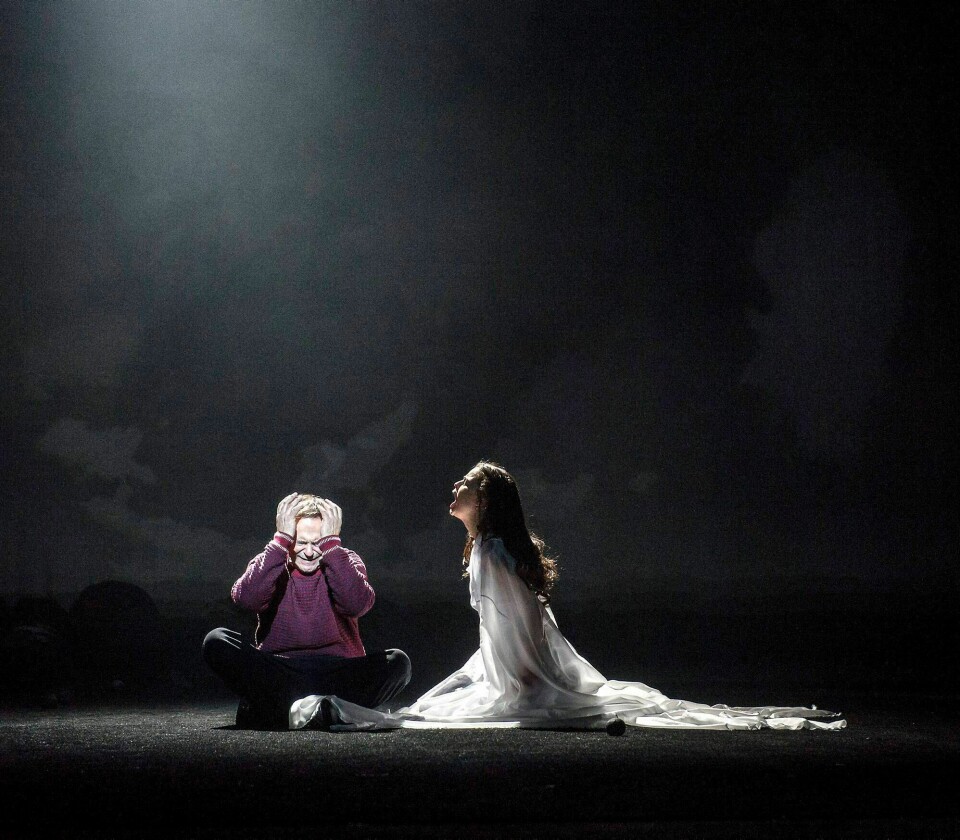 Svein Tindberg som Brand og Agnes Kittelsen som Agnes i en «Brand»-oppsetning som aktualiserer idealismens dilemmaer. FOTO: ERIK BERG/DET NORSKE TEATRET