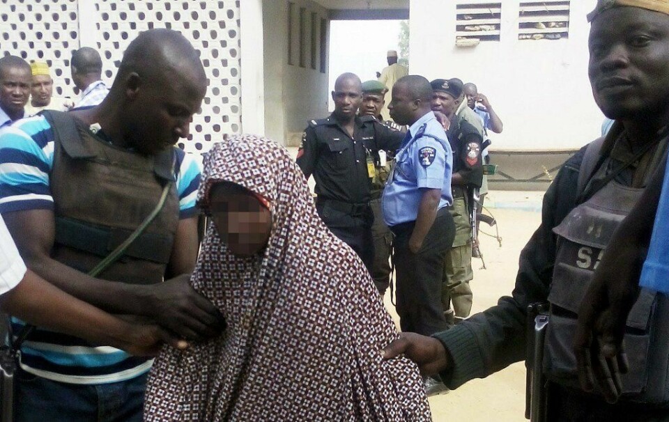 13 år gamle Zahra' u Babangida ble arrestert i Kano 10. desember, med eksplosiver festet til kroppen. Hun sa faren ga henne til ekstremistgruppa Boko Haram. FOTO: NTB SCANPIX