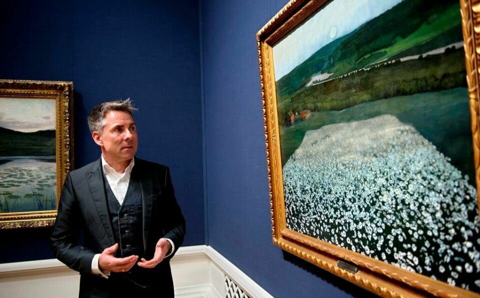 Nils Ohlsen på Nasjonalgalleriet viser fram Harald Sohlbergs «En blomstereng nordpå». FOTO: MIMSY MØLLER