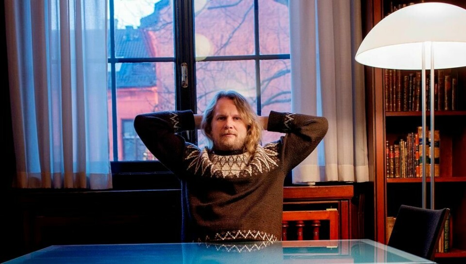 Den nybakte nasjonalbibliotekaren Aslak Sira Myhre har tatt plass ved møtebordet. FOTO: HILDE UNOSEN