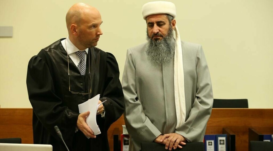 Advokat Brynjar Meling og hans klient mulla Krekar møter neste uke i Oslo tingrett i forbindelse med klagen på at politiet har vedtatt å tvangsflytte Krekar til Kyrksæterøra i Sør-Trøndelag. Dette bildet er fra rettssaken mot Krekar i 2012. FOTO: HÅKON MOSVOLD LARSEN/NTB SCANPIX