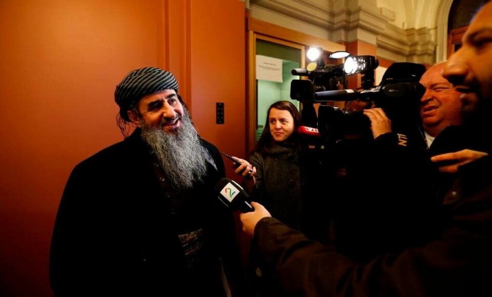 En smilende mulla Krekar ankom tirsdag morgen rettsmøtet i Oslo tingrett i forbindelse med begjæring om å oppheve politiets beslutning om tvungent oppholdssted på Kyrksæterøra. Saken føres i lokalene til Borgarting lagmannsrett. FOTO: GORM KALLESTAD/NTB SCANPIX