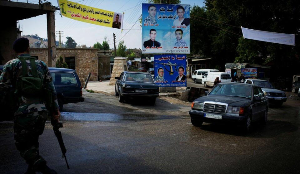 I sentrum av Labweh henger store martyrplakater av menn som er drept i kamp. Et stort gult banner viser en av de åtte Hizbollah-krigerne som ble drept da Nusra-fronten angrep dem litt lenger sør i Bekaadalen i begynnelsen av oktober. FOTO: KYRRE LIEN I sentrum av Labweh henger store martyrplakater av menn som er drept i kamp. Et stort gult banner viser en av de åtte Hizbollah-krigerne som ble drept da Nusra-fronten angrep dem litt lenger sør i Bekaadalen i begynnelsen av oktober. FOTO: KYRRE LIEN