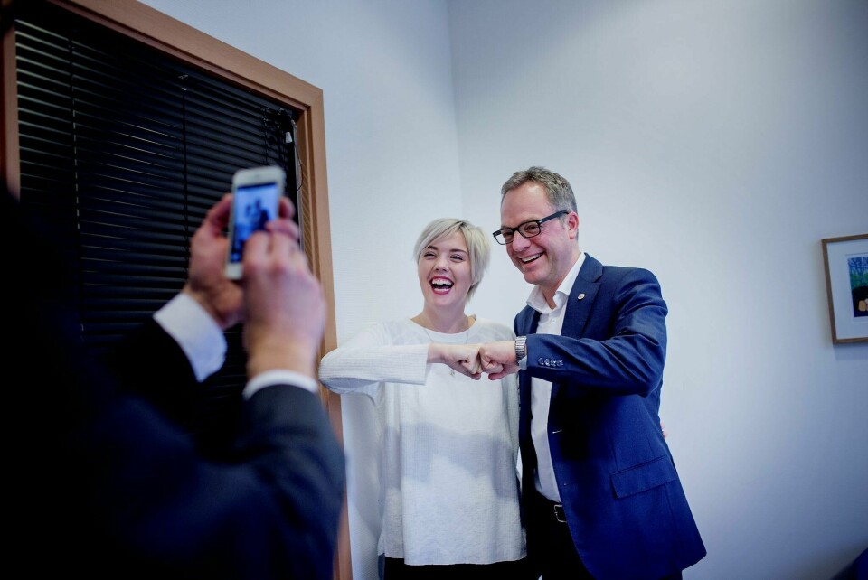 FORNØYDE: Malin Nesvoll Vangsnes fortalte gledelig helse- og sosialbyråd Øystein Eriksen Søreide (H) om sitt positive møte med «Rask psykisk helsehjelp». Det måtte dokumenteres fra begge parter i «ungdommelig stil». FOTO: HILDE UNOSEN