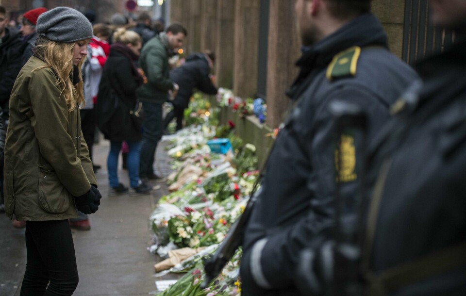 Danskene hadde ventet på at et terrorangrep ville komme. I går viste mange sin sympati med terrorofrene. Her utenfor synagogen. FOTO: NTB SCANPIX