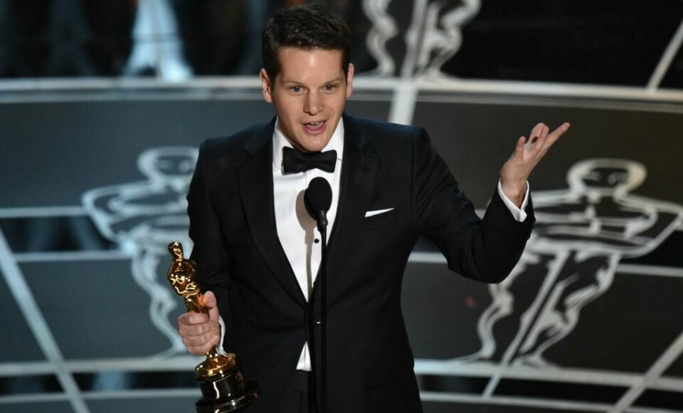 Graham Moore fikk Oscar for beste tilrettelagte manus for den Morten Tyldum-regisserte filmen «The Imitation Game» under utdelingen i Los Angeles. FOTO: JOHN SHEARER/AP/NTB SCANPIX