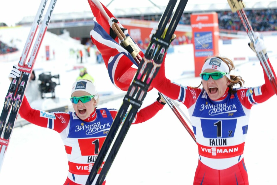 Ingvild Flugstad Østberg (t.v) og Maiken Caspersen Falla feirer utklassingsseieren. FOTO: TERJE BENDIKSBY/NTB SCANPIX