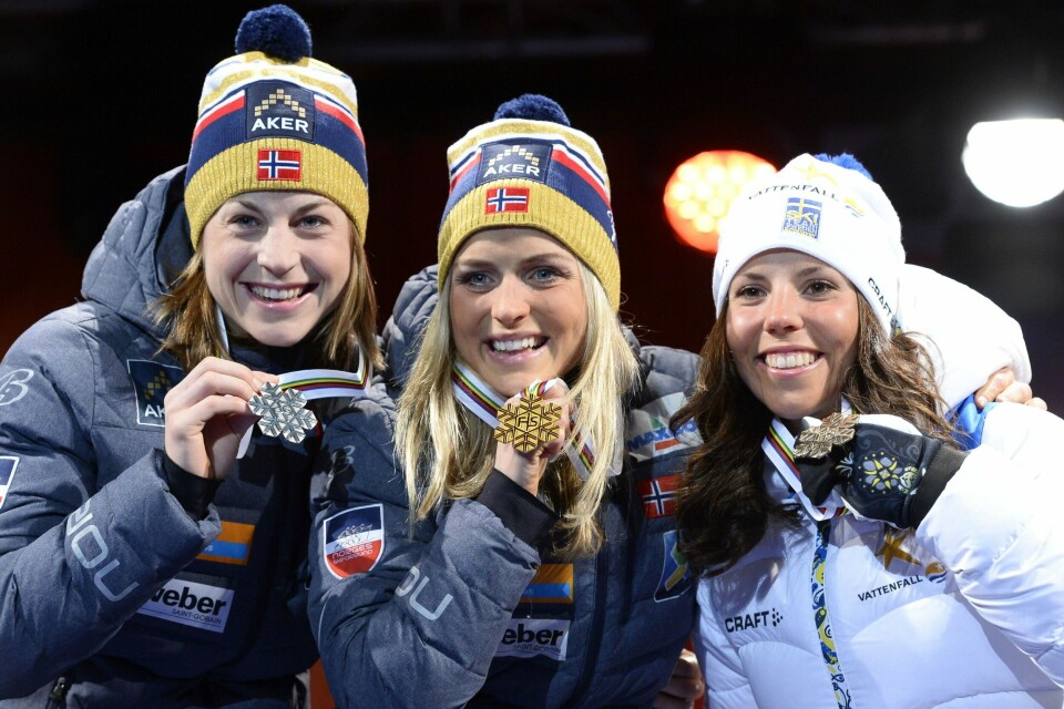Kveldens bredeste smil. Fra venstre Astrid Uhrenholdt Jacobsen, Therese Johaug og Charlotte Kalla etter at de har fått medaljene sine i Falun sentrum. FOTO: JONATHAN NACKSTRAND/NTB SCANPIX