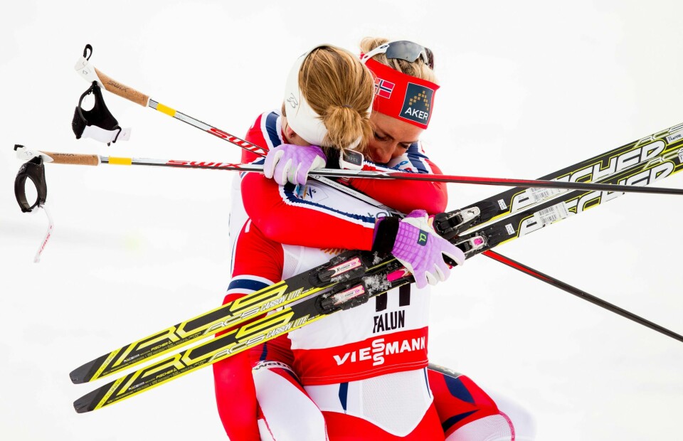 Therese Johaug og Astrid Uhrenholdt Jacobsen i følelsesladet øyeblikk da gull og sølv var klart. FOTO: VEGARD WIVESTAD GRØTT/NTB SCANPIX