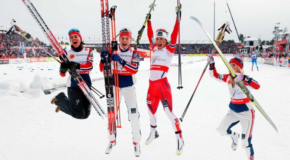 Ellevill jubel blant norske langrennskvinner etter VM-seieren på stafetten i Falun. F.v. Heidi Weng, Astrid Uhrenholdt Jacobsen, Marit Bjørgen og Therese Johaug. FOTO: TERJE BENDIKSBY/NTB SCANPIX