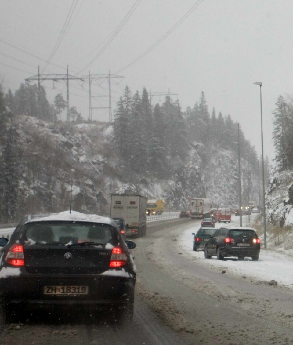 PIGGDEKK: Slitte piggdekk har lengre bremselengde enn slitte piggfrie dekk på is. Når underlaget er snø, er forskjellene mindre. FOTO: Morten Holm/NTB scanpix
