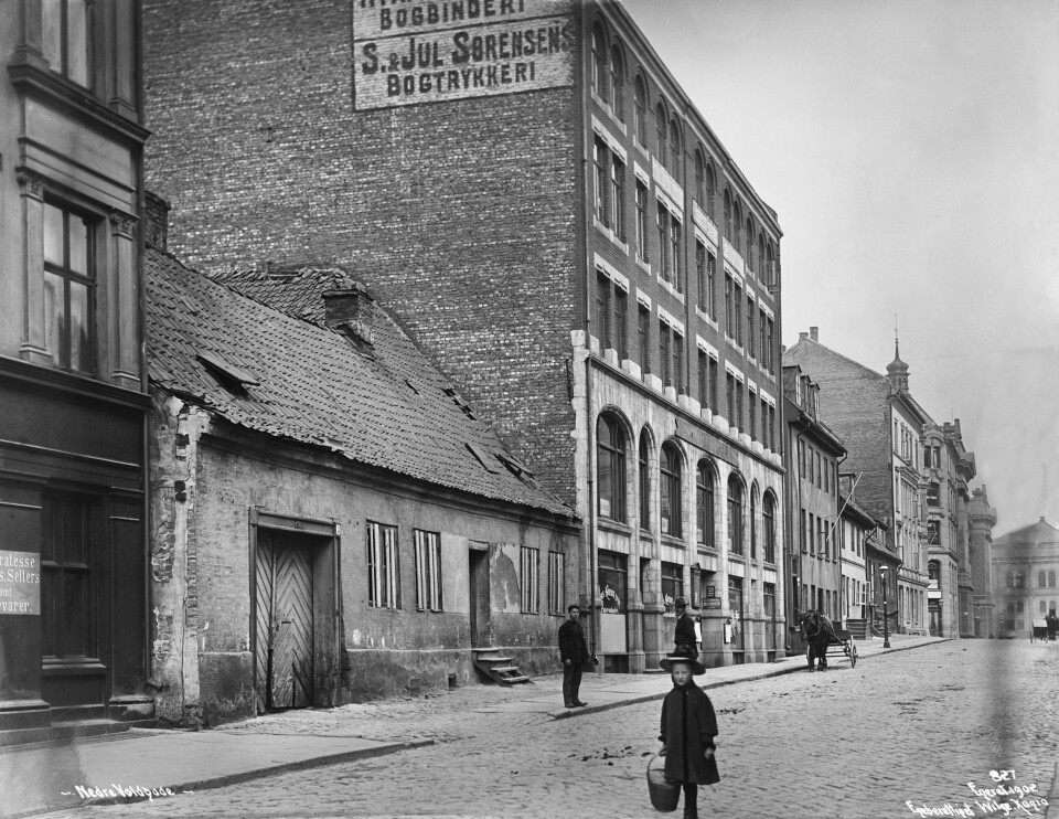 Nedre Vollgate 3 1902. I 1846 flytta F. H. Frølich fyrstikkproduksjonen til bakgården i Nedre Vollgate 3. Fabrikken regnes som Norges første spesialfabrikk for fyrstikker. Fram til 1856 pågikk det produksjon her, den siste tida parallelt med produksjonen på Tjuvholmen. FOTO: ANDERS B. WILSE/OSLO MUSEUM Nedre Vollgate 3 1902. I 1846 flytta F. H. Frølich fyrstikkproduksjonen til bakgården i Nedre Vollgate 3. Fabrikken regnes som Norges første spesialfabrikk for fyrstikker. Fram til 1856 pågikk det produksjon her, den siste tida parallelt med produksjonen på Tjuvholmen. FOTO: ANDERS B. WILSE/OSLO MUSEUM