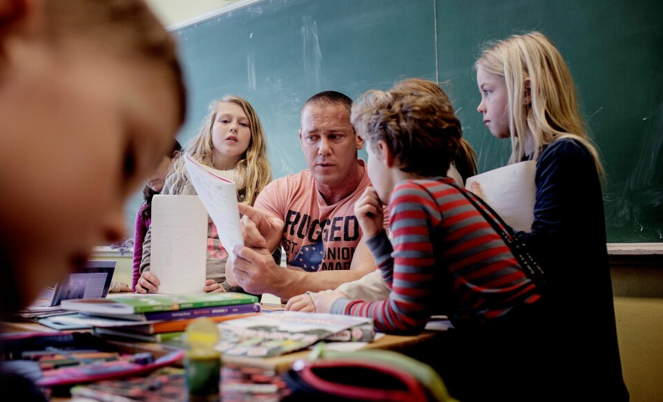 SKRIVEIVER: Lærer Espen Fjeldbraaten er opptatt av å gi elevene i klasse 3B direkte og konkrete tilbakemeldinger i skriveprosessen. – Det er viktig for å motivere elevene og ta vare på skrivegleden, mener han. SKRIVEIVER: Lærer Espen Fjeldbraaten er opptatt av å gi elevene i klasse 3B direkte og konkrete tilbakemeldinger i skriveprosessen. – Det er viktig for å motivere elevene og ta vare på skrivegleden, mener han.