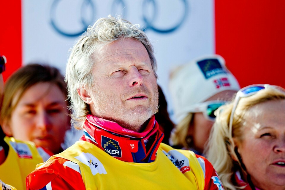 Åge Skinstad synger nasjonalsangen etter en suksessesong i langrenn. FOTO: NTB SCANPIX