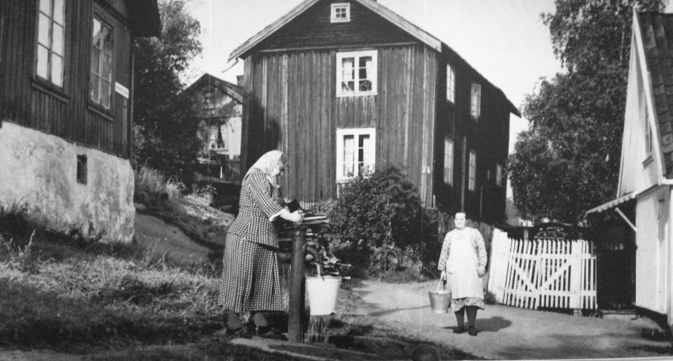 NB! Endret: Kvinner ved en vannpost i Skomakerbakken på Tangen, tatt i 1952 av en av Fremtidens journalister. Vannposten skal ha vært byens aller siste. FOTO: DRAMMEN KOMMUNE VANN OG AVLØP NB! Endret: Kvinner ved en vannpost i Skomakerbakken på Tangen, tatt i 1952 av en av Fremtidens journalister. Vannposten skal ha vært byens aller siste. FOTO: DRAMMEN KOMMUNE VANN OG AVLØP
