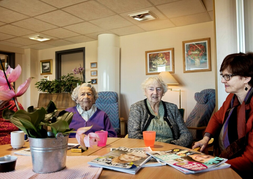 – Det er godt å komme hjemmefra og treffe andre, mener Kitty Bendixsen (t.v.) og Ruth Morud og som er flittige brukere av Myrer Omsorg +. Til høyre på bildet ser vi eldrebyråd Aud Kvalbein. FOTO: MIMSY MØLLER – Det er godt å komme hjemmefra og treffe andre, mener Kitty Bendixsen (t.v.) og Ruth Morud og som er flittige brukere av Myrer Omsorg +. Til høyre på bildet ser vi eldrebyråd Aud Kvalbein. FOTO: MIMSY MØLLER