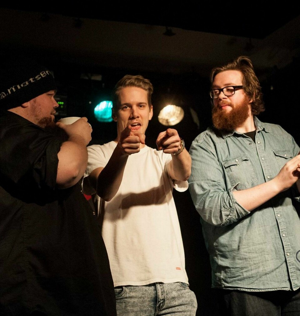På forrige klubbkveld sto blant annet dette trekløveret for humoren: Mats O. Bristol (f.v.), Henrik Johan Gjøen og Henrik Overaa Bjørnson. I kveld blir det en ny runde med latter. FOTO: ANDERS THORKILDSEN/STAND UP MOSS